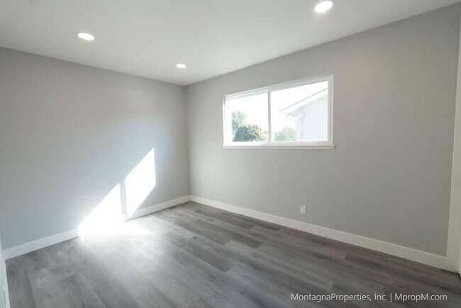 Building Photo - Spacious custom 4 bedroom home with pool and 2 car garage!