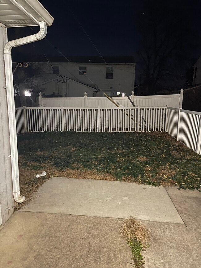 Backyard/patio - 134 E Chapel Ave