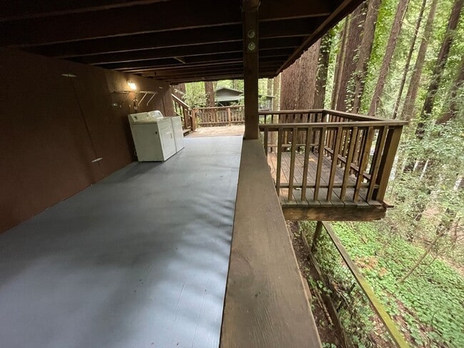 Building Photo - One bedroom Private Hilltop home washer, d...
