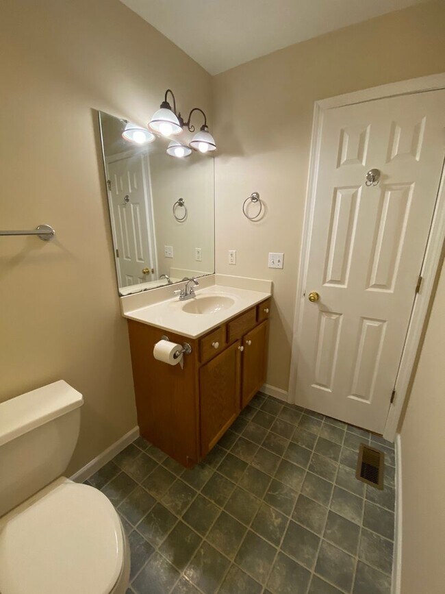 Building Photo - North AVL - Spacious 2/2 Apartment