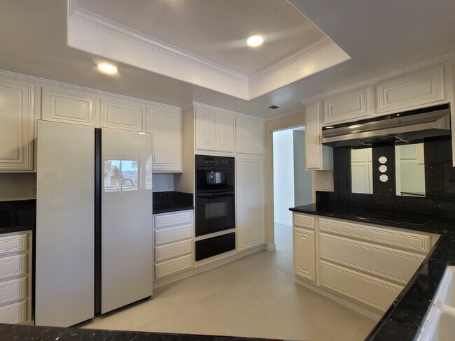 Building Photo - 462 Avenida Adobe