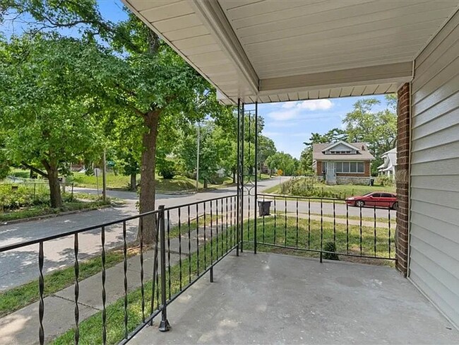Building Photo - Stunning and Spacious 5BR 2BA Home in Kansas City