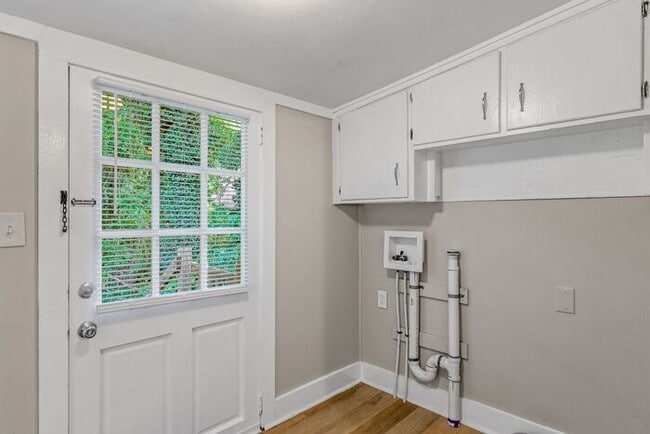 Building Photo - UNCG area with 3 bedrooms and 1 bath, Cent...