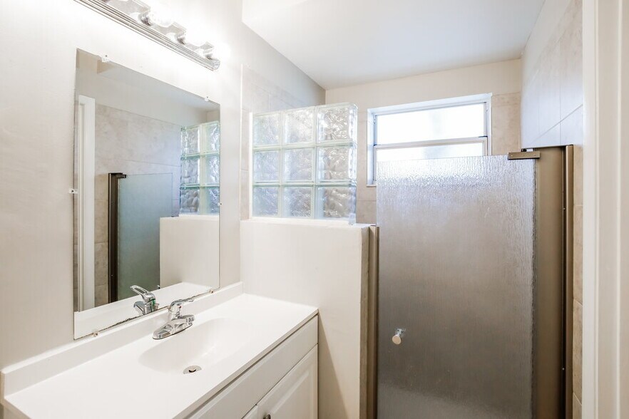 Building Photo - 9845 NW 9th Ct
