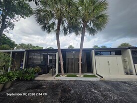 Building Photo - 6446 Miami Lakes Dr