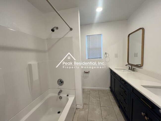 Building Photo - Updated 3bd/2ba Sacramento House
