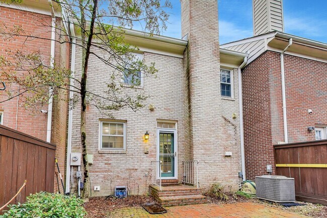 Building Photo - Spectacular 3 Bed + LOFT + 3.5 Bath- Custom Kitchen & Master Retreat w/ Beautiful Updates