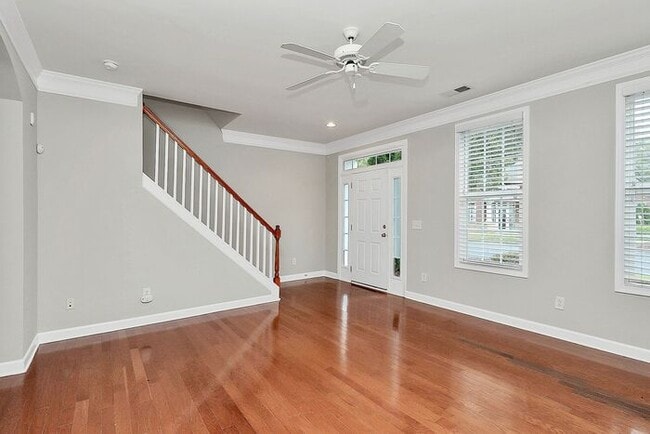 Building Photo - Beautiful End Unit 3BD/2.5BA Townhome in t...