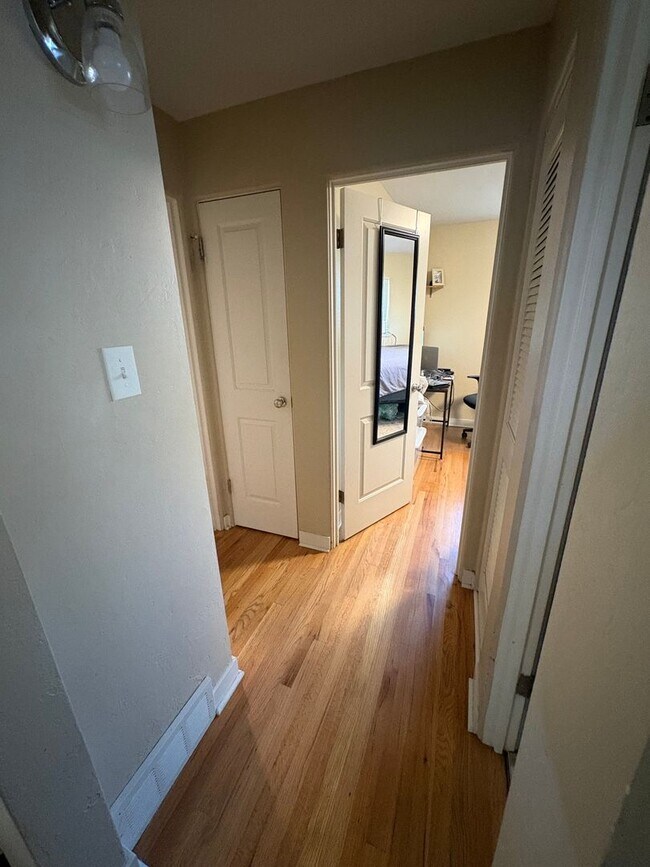 Building Photo - Updated 2BD Duplex | Edgewater Location