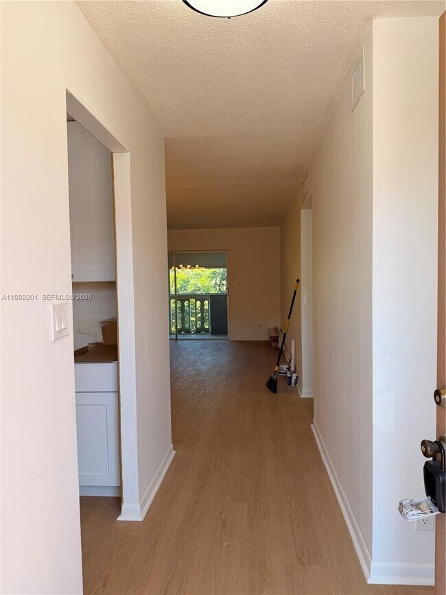 Building Photo - 218 NE 12th Ave