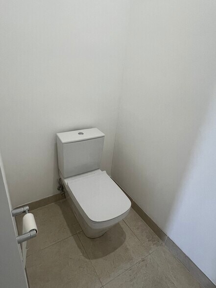 Building Photo - 1045 NE 18th Ave