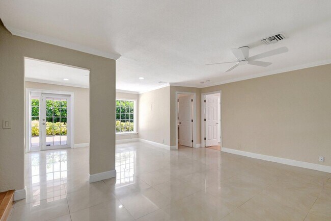 Building Photo - 4610 Pine Tree Dr