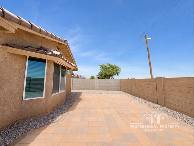 Building Photo - 4-bedroom, 2-bathroom home in Desert Oasis