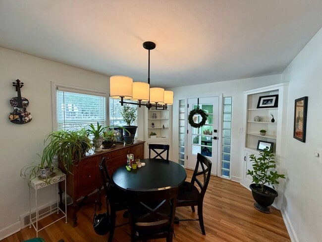 Building Photo - 3 Bed 1.5 Bath Single Family Home in Scholfield