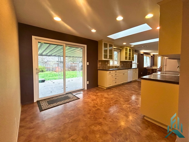 Building Photo - Amazing 3-bedroom, 1.5-bathroom Single-family Home