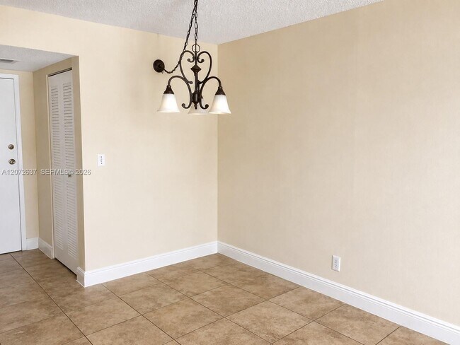 Building Photo - 600 Parkview Dr