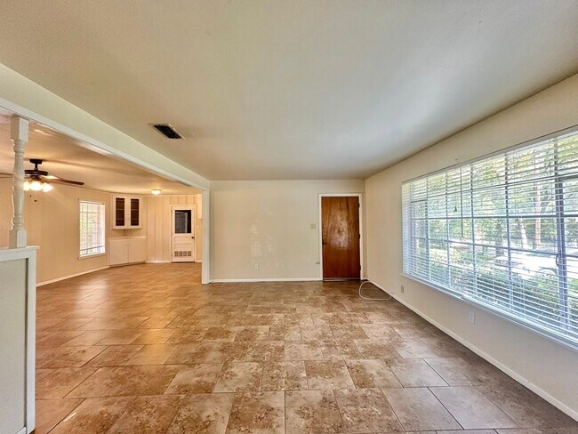 Building Photo - Spacious 3 bedroom 2 bathroom home in Tyler!