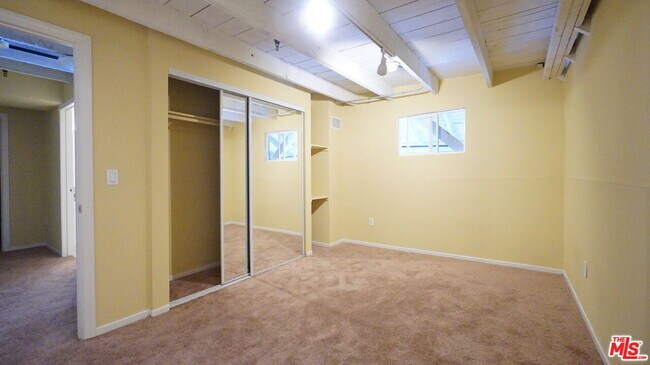Building Photo - 922 W 23rd St