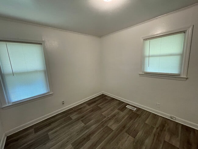 Building Photo - 3 bedroom 1 bathroom house available