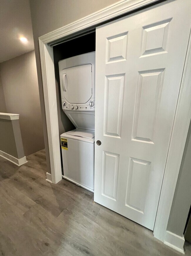 Building Photo - Newly Renovated 2-Bedroom Apartment in Sou...