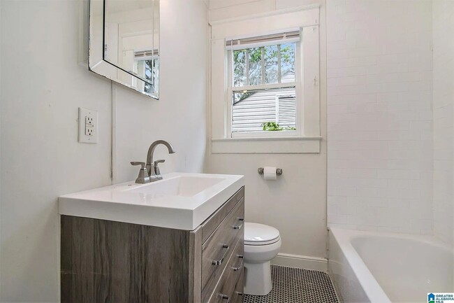 Building Photo - Charming Craftsman Bungalow in South East Lake