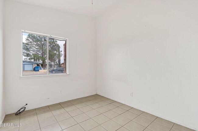 Building Photo - 3229 E Glen Dr