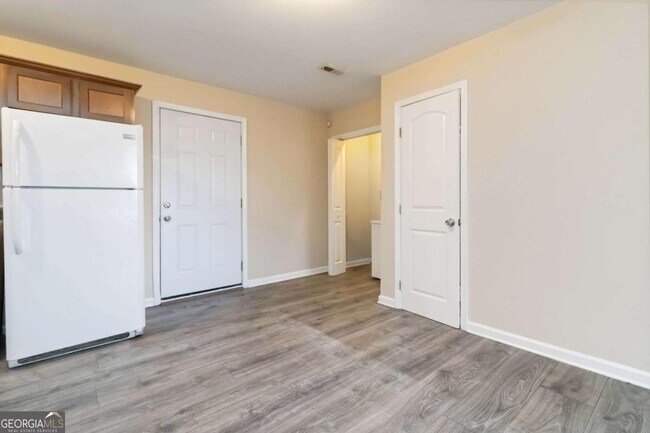 Building Photo - 2361 Swallow Cir SE