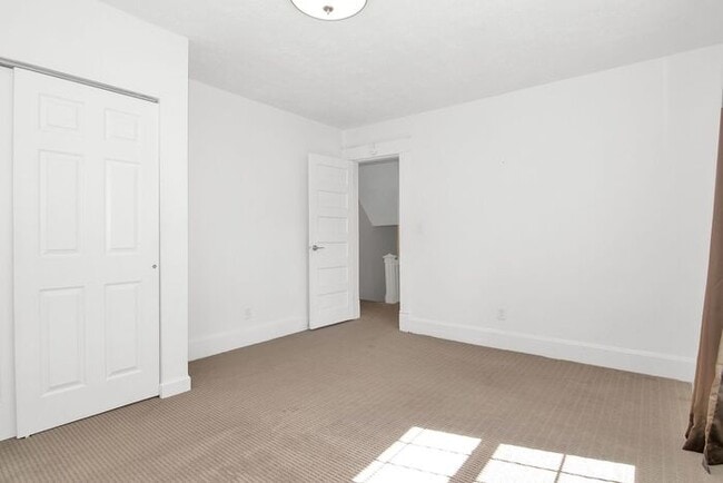 Building Photo - Classic Remodeled Townhome in Windsor Park