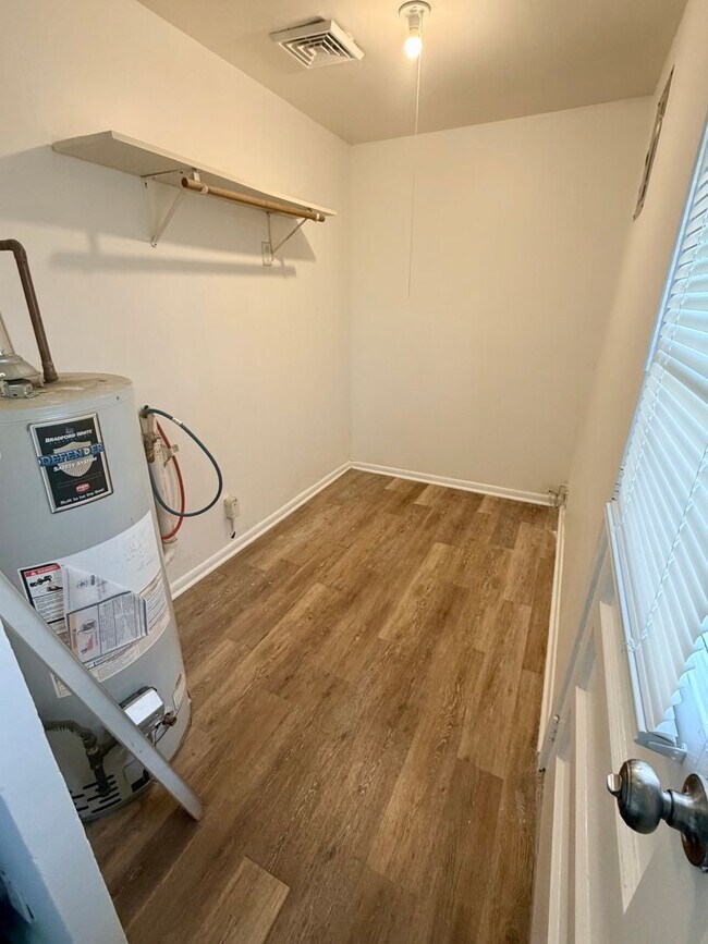 Building Photo - 204 Mandalay Rd