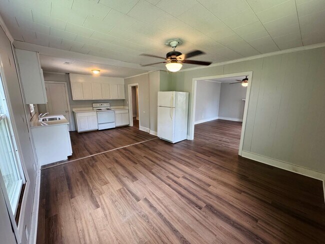 Building Photo - 3 Bedroom 1 bath - Located in  Sumter