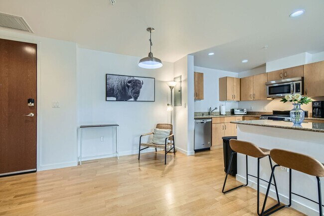 Building Photo - 2-BDR Retreat with Rooftop Pool & Gym