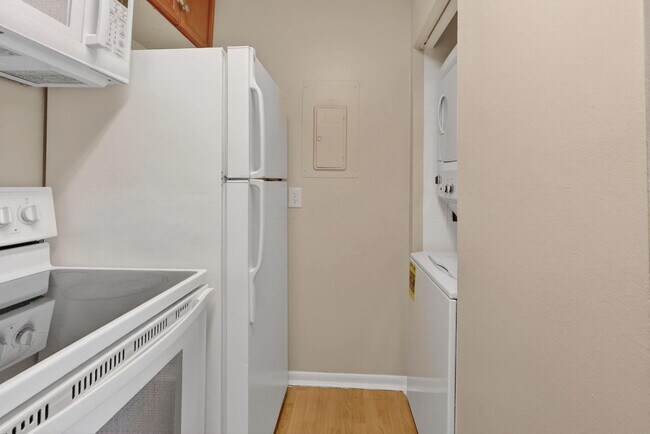 Building Photo - 624 Sea Pine Way