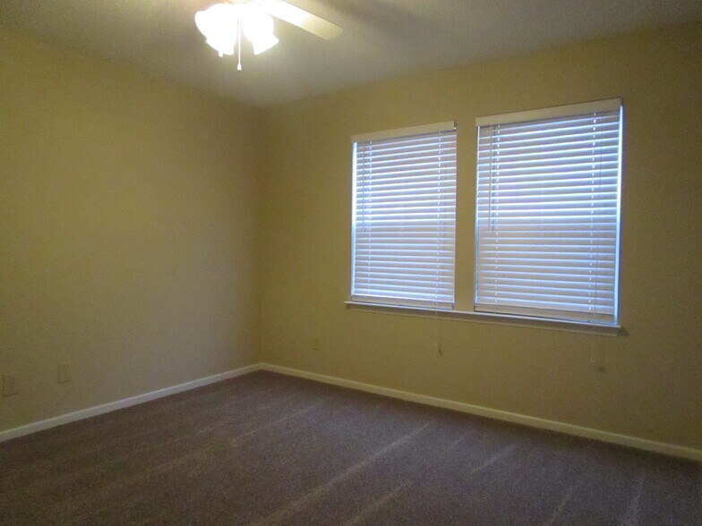 Building Photo - 711 Thornwood Ct