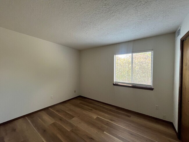 Building Photo - Cute 3 Bedroom 2 Bathroom Home In NW Albuq...