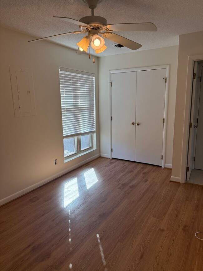 Building Photo - Adorable 2 Bedroom Off Alamance Church Road