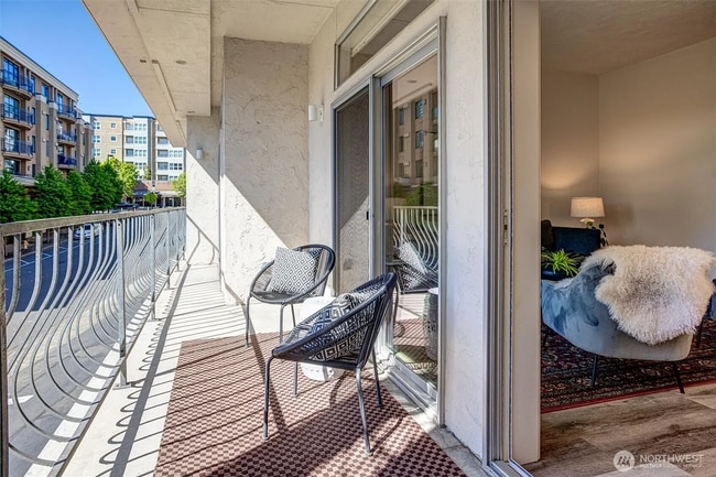 Building Photo - 2 Bed 1.5 Bath Condo Downtown Bellevue