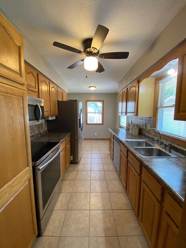 Building Photo - Huge Urbandale Home with Fenced In Back Yard!