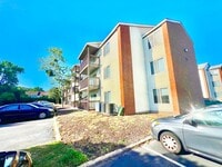 Building Photo - Beautiful 2 Bedroom Condo in Hampton Club ...