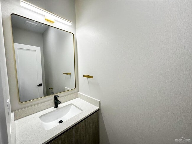 Building Photo - 16 May St