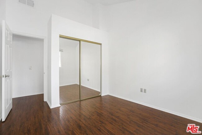 Building Photo - 1753 N Kenmore Ave