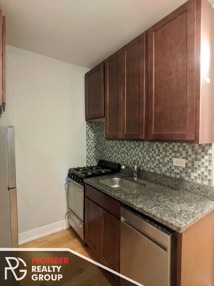 Building Photo - 910 W George St