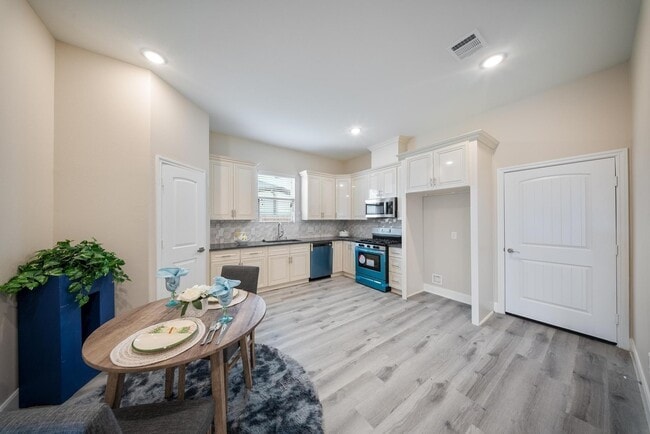 Building Photo - 2015 Olivos St