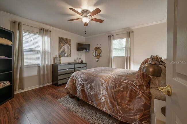 Building Photo - 6010 N Dexter Ave