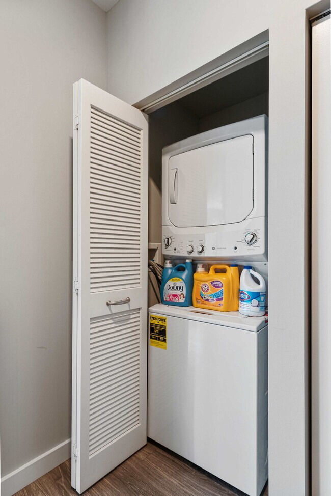 Building Photo - 823 N Clark St