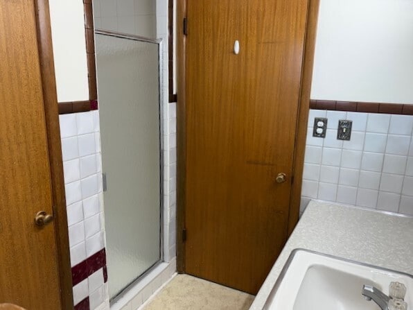 Building Photo - Large house west of Reserve Street