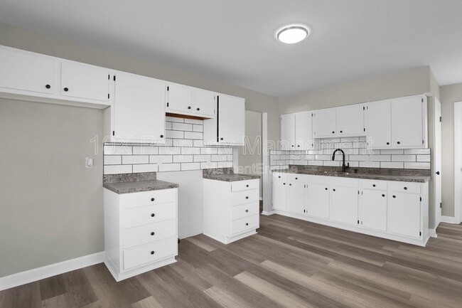 Building Photo - 711 S Chesterfield Rd