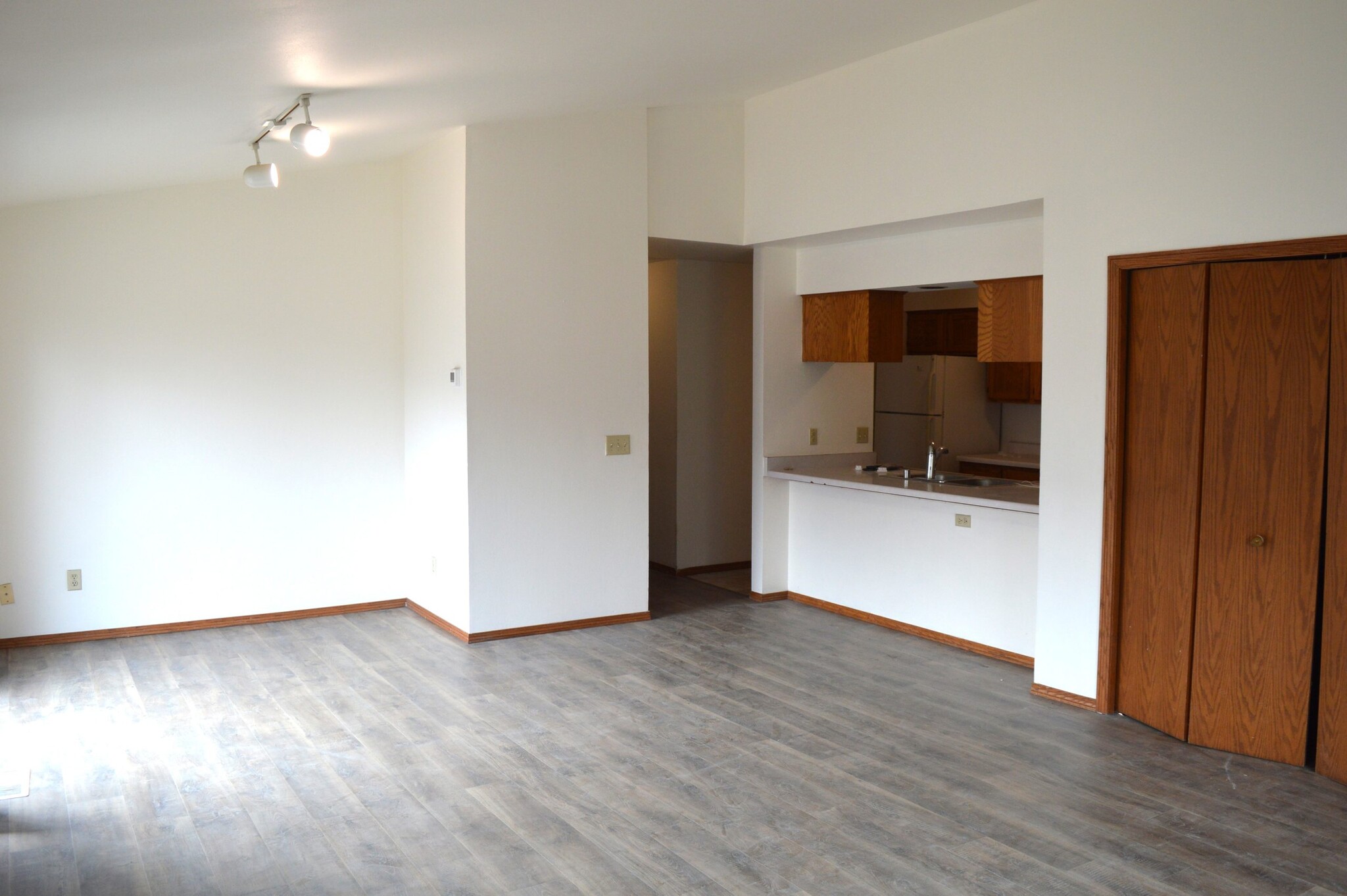 Building Photo - 2289 S Thompson Dr