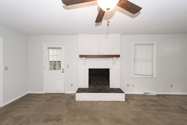 Building Photo - 3 Bedroom 2 Bath Home in Briarwood - Summe...