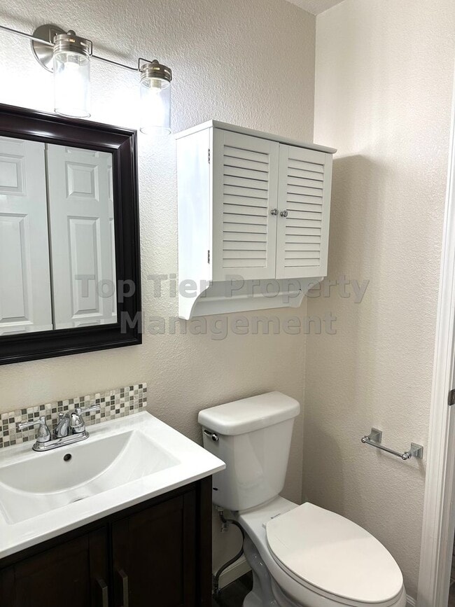 Building Photo - Beautiful and spacious 4 Bed/ 2.5 Bath/ 2,...
