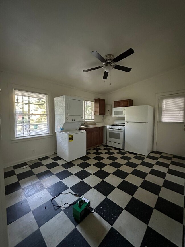 Building Photo - 2 bedroom, 1 bathroom updated home in Normaltown